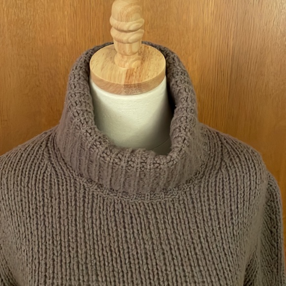 Brochu Walker knit pullover sweater. Medium in cement gray! Good condition. - Picture 2 of 6